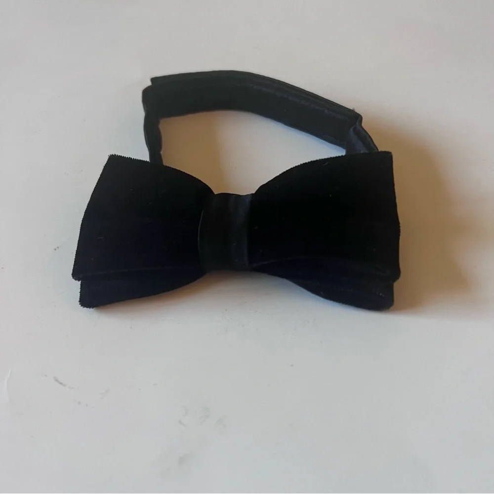 NORDSTROM FAMILY MOMENTS BOYS VELVET PRE-TIED BOW TIE BLACK OS ADJUSTABLE NEW